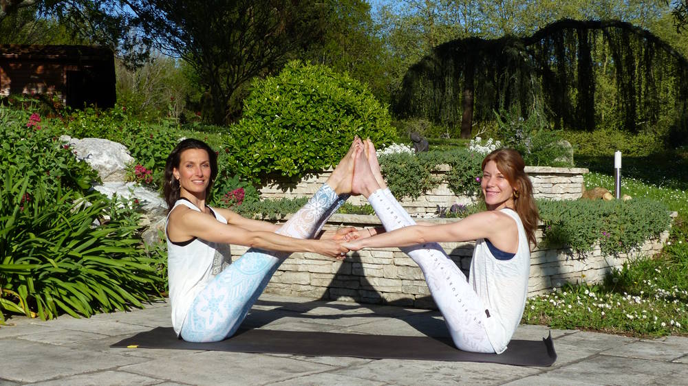 pratique de yoga à deux dans le jardin — près de Dax