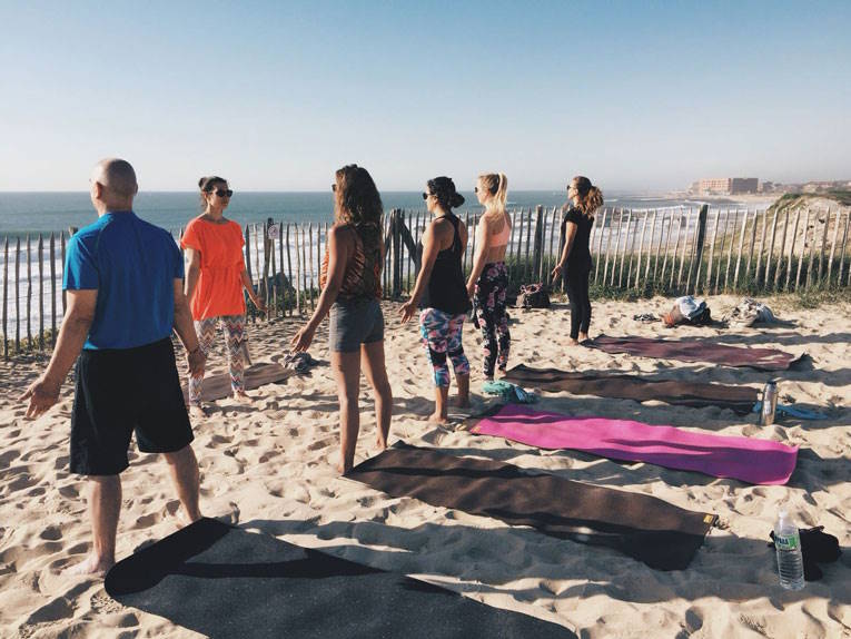 pratique de yoga sur la plage — secteur Hossegor