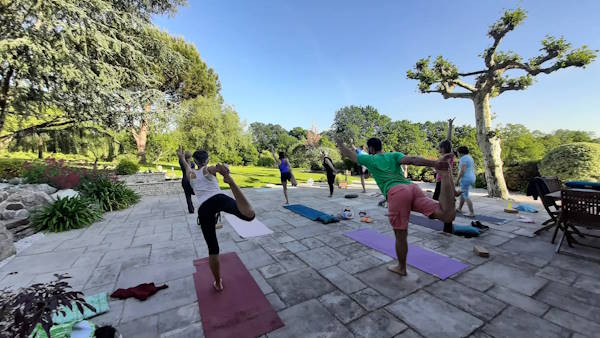 séance collective de yoga en extérieur — près de Peyrehorade